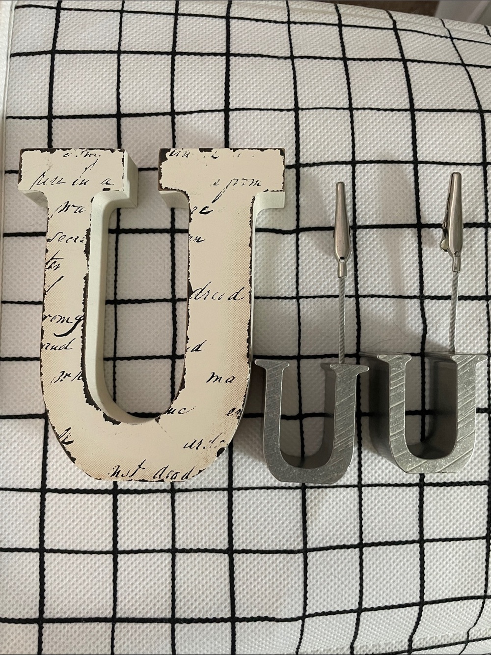 NWOT Set 2 Metal Letter “U” photo holder 4.25” & 1 wooden “U” alphabet letter